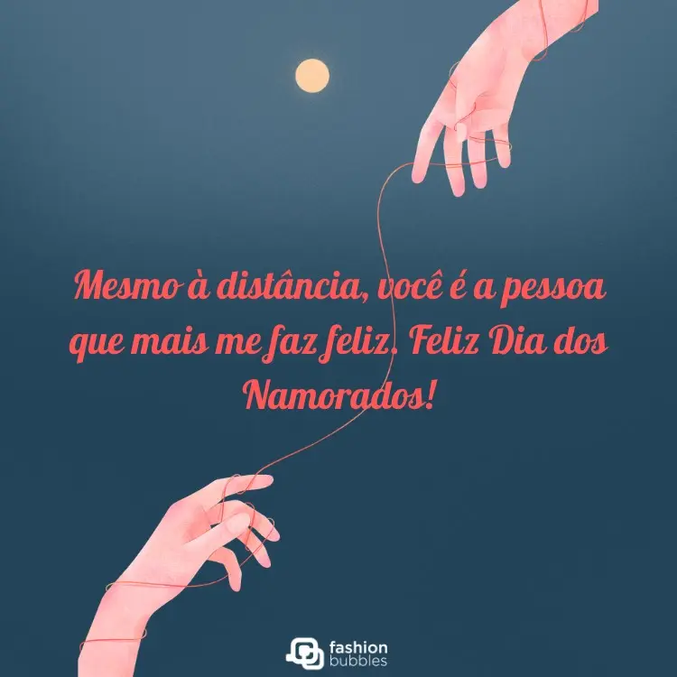 Cartão virtual de fundo azul com duas mãos nas extremidades, conectadas por um fio vermelho e frase "Mesmo à distância, você é a pessoa que mais me faz feliz. Feliz Dia dos Namorados!"