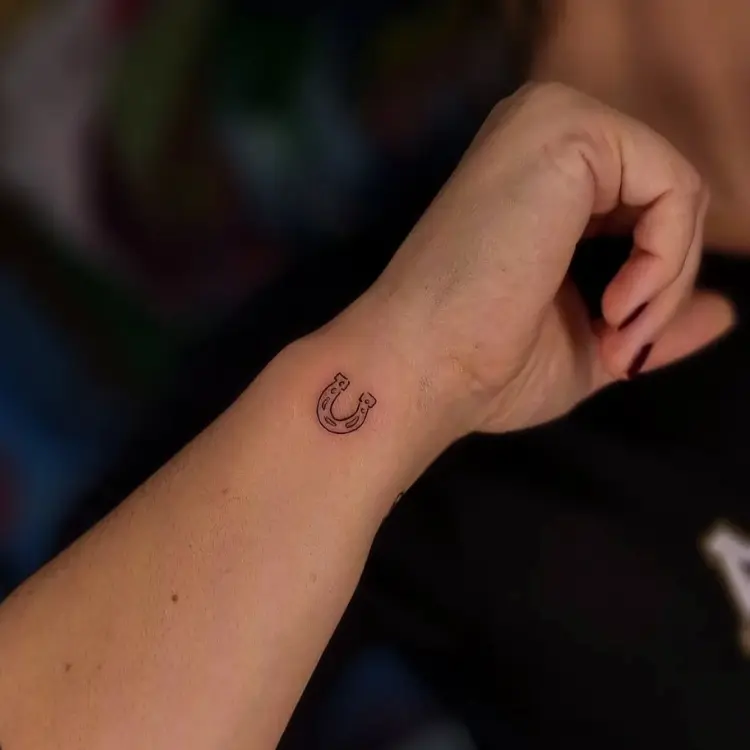 Tatuagem pequena em fineline de ferradura 