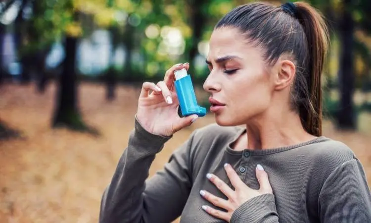 Mulher usando bombinha de asma. Dia Mundial da Asma oferece dicas de prevenção contra a doença.
