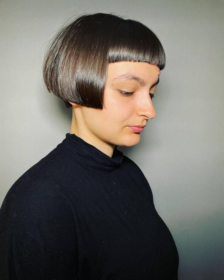 menina com corte de cabelo channel e franja baby bangs
