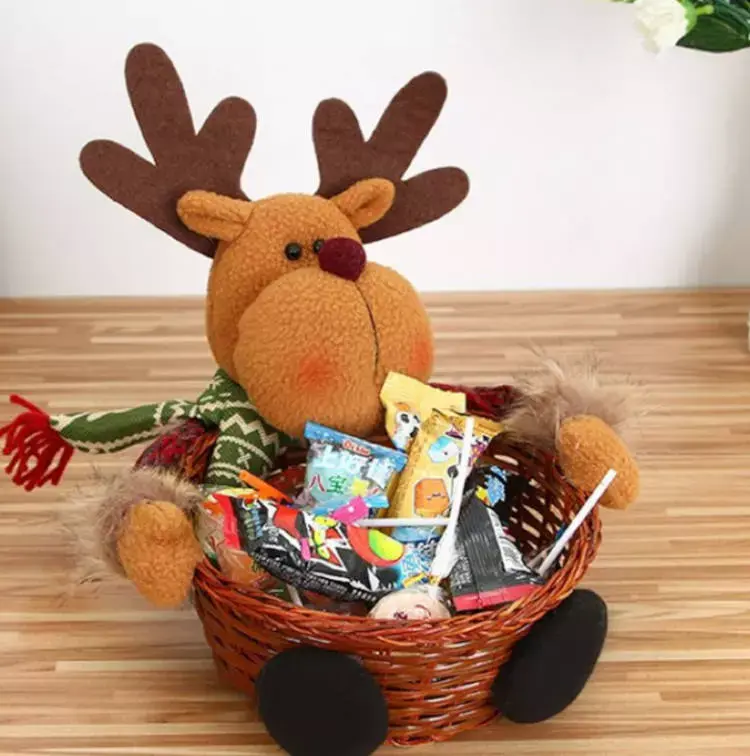 Cesta para crianças com pelúcia e doces