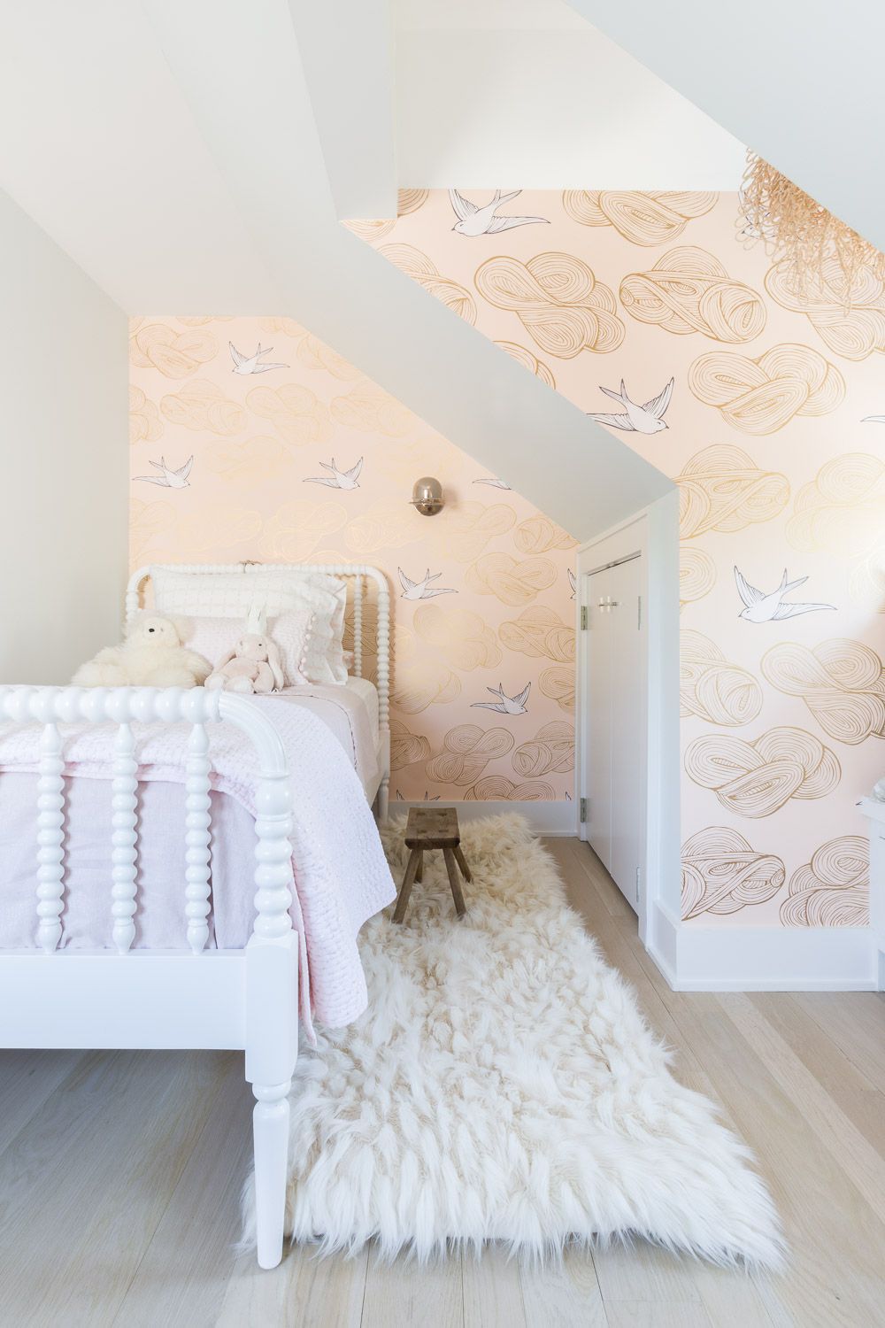 Quarto com papel de parede rosa