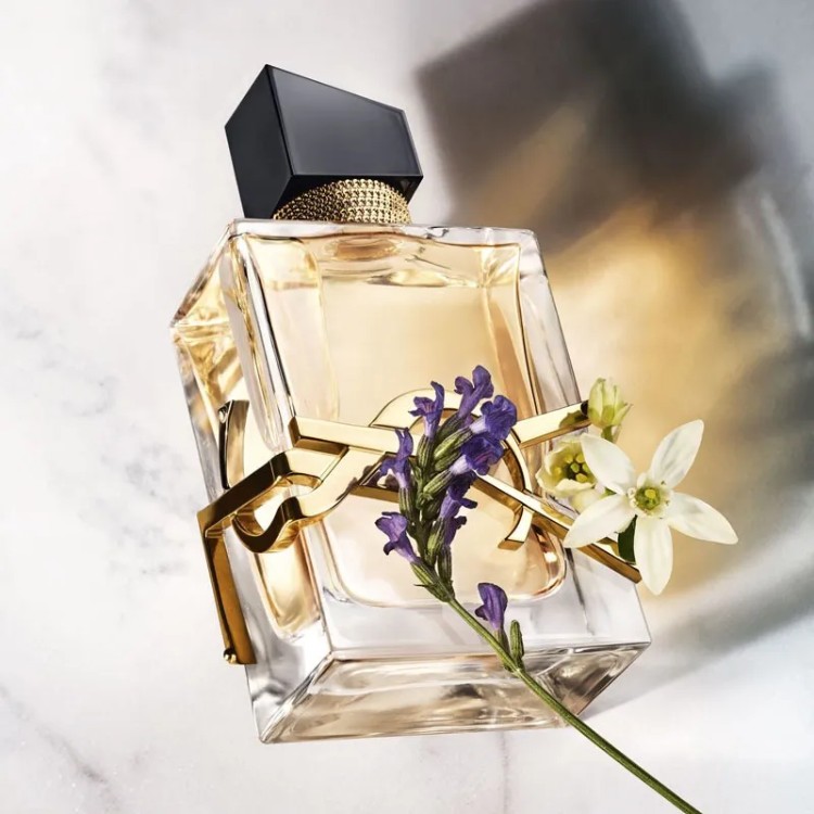 Frasco Libre, Yves Saint Laurent com flores brancas e lilás 