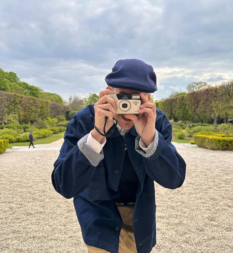 foto de homem segurando câmera para a fotografia