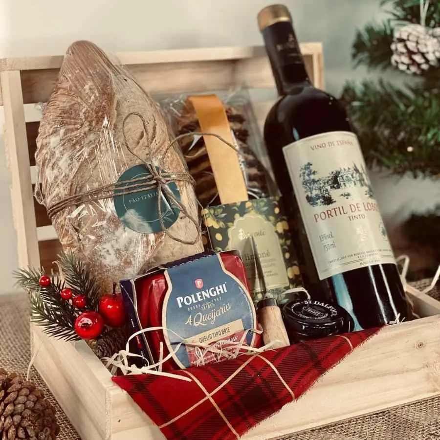 Foto de caixote de vinho com pão italiano e queijo Brie.