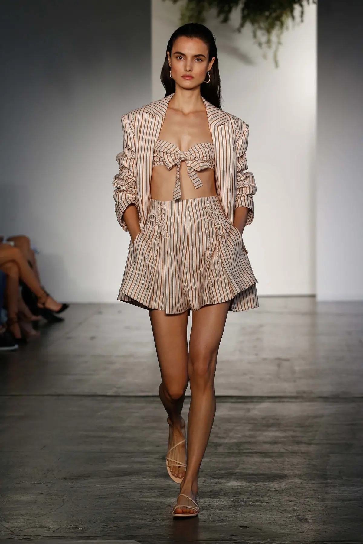 Modelo usando look da coleção Zimmermann Resort 2018