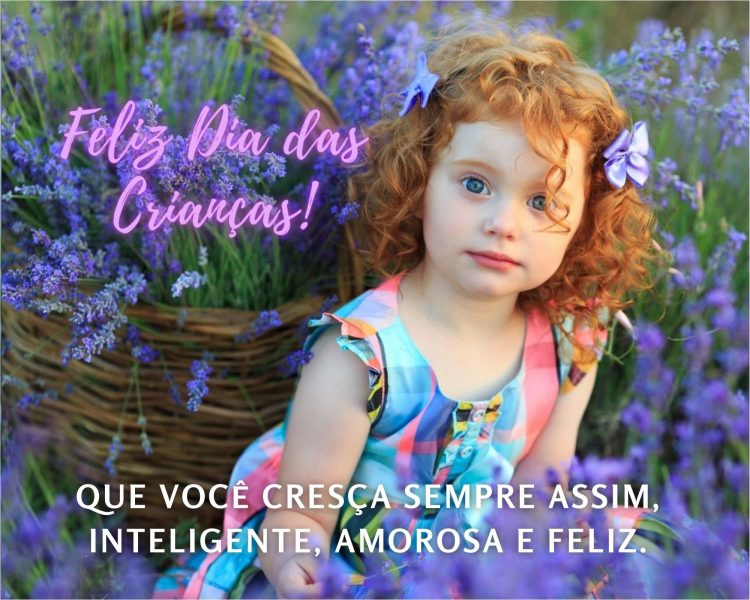 Foto de menina em jardim de lavanda e frase "Que você cresça sempre assim, inteligente, amorosa e feliz."