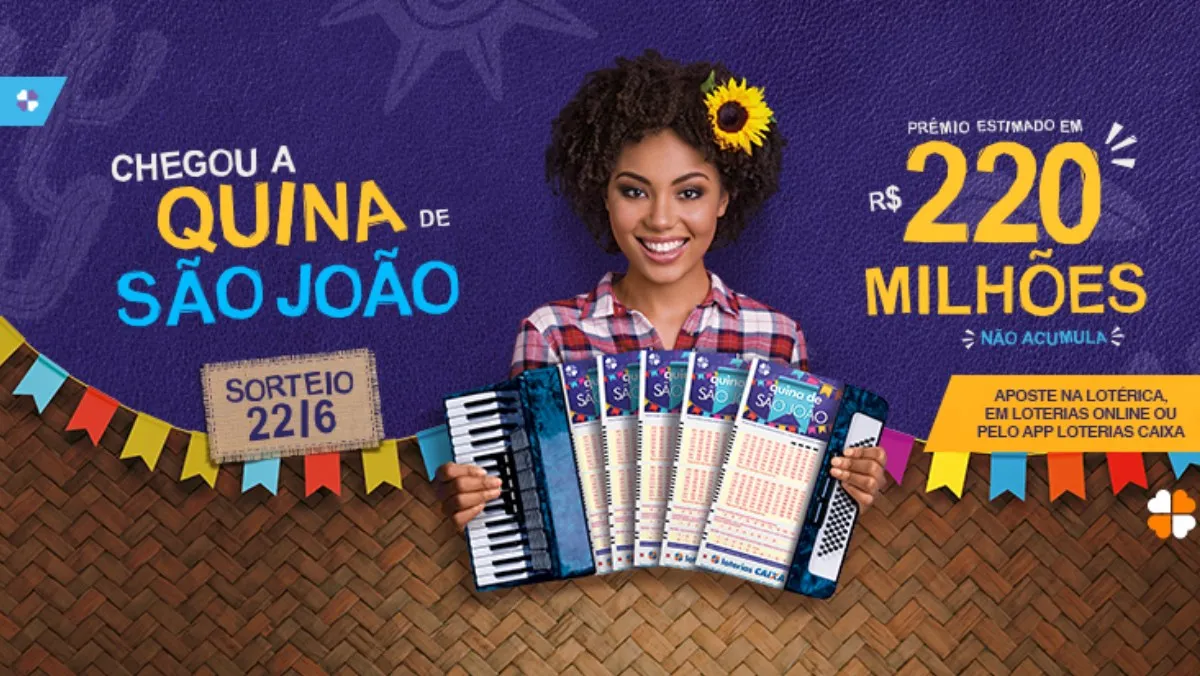 Imagem de fundo azul com mulher de pele negra usando camisa xadrez branca e vermelha, com uma sanfona de bilhetes da Quina de São João, além de informações sobre a loteria, como data (22 de junho) e prêmio (R$ 220 milhões)