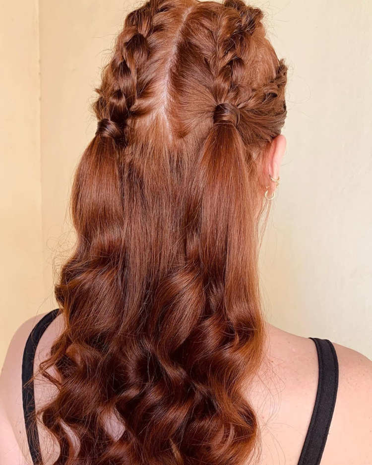 Cabelo ruivo semi preso com duas tranças