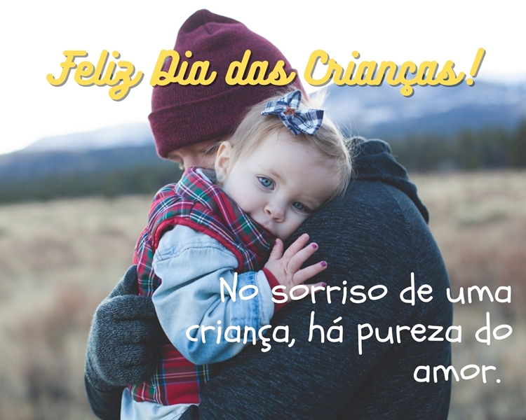 Foto de criança no colo de um adulto e frase "No sorriso de uma criança, há a pureza do amor. Feliz Dia das Crianças!"