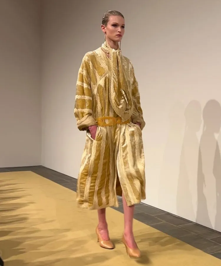 Foto de modelo usando vestido com estampa de listras, uma das tendências da NYFW Outono Inverno 2026