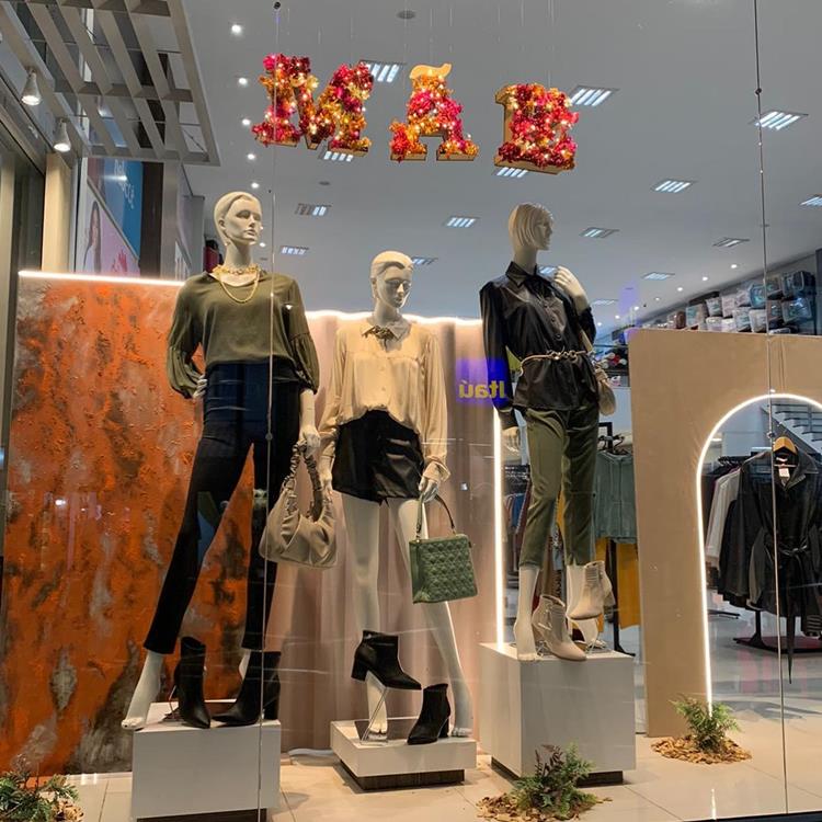 Vitrine de Dia das Mães com letreiro de flores