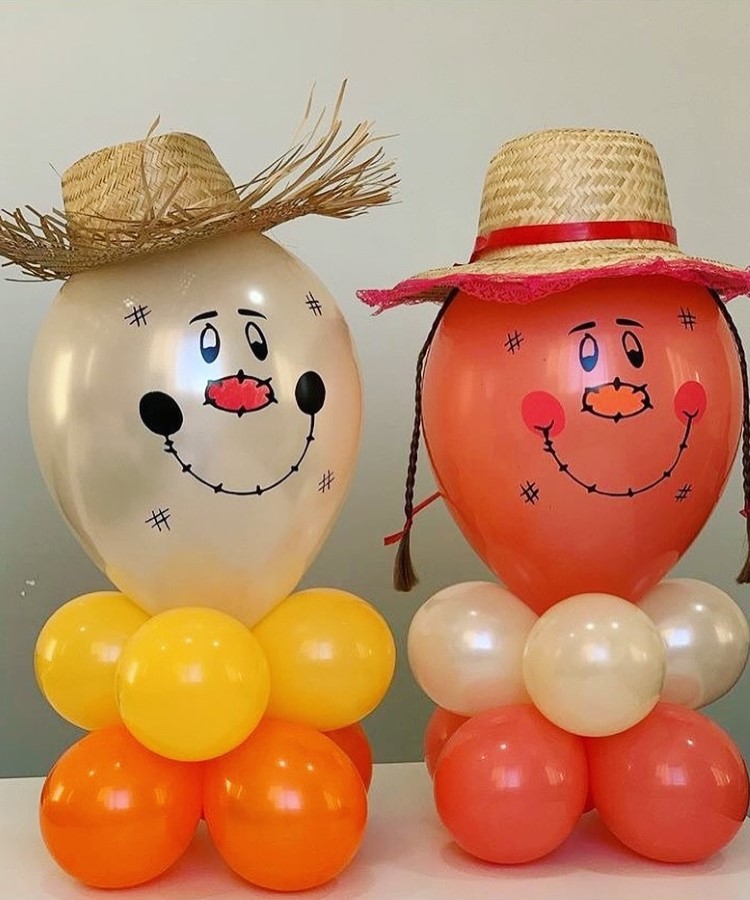 Dois espantalhos feitos com bexiga