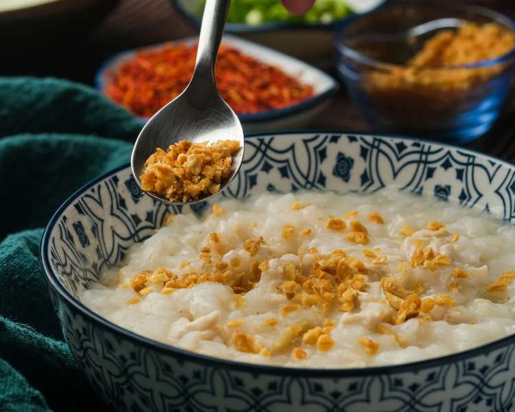 Arroz-doce com amendoim em vasilha com estampa azul - doces de festa junina