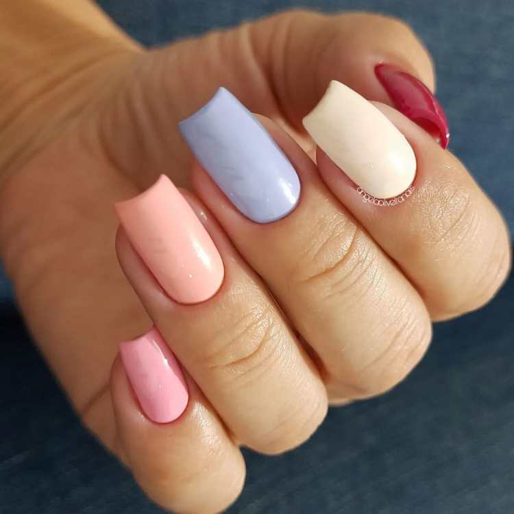 Unhas coloridas cores neutras para o Carnaval.