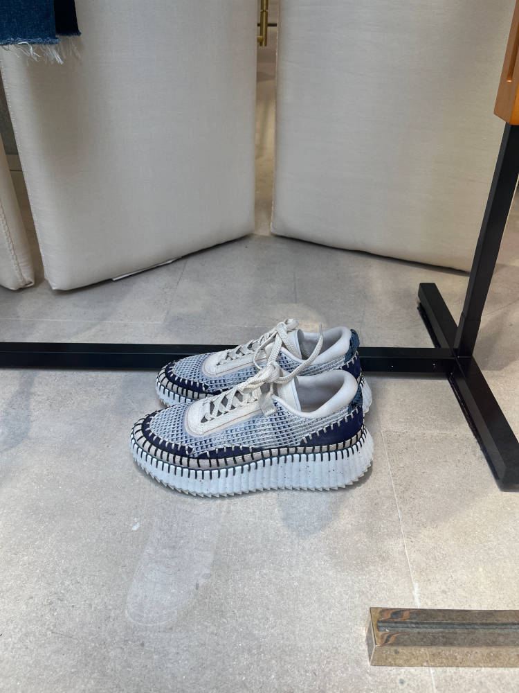 Vitrine Chloé com tênis para o Verão 2023