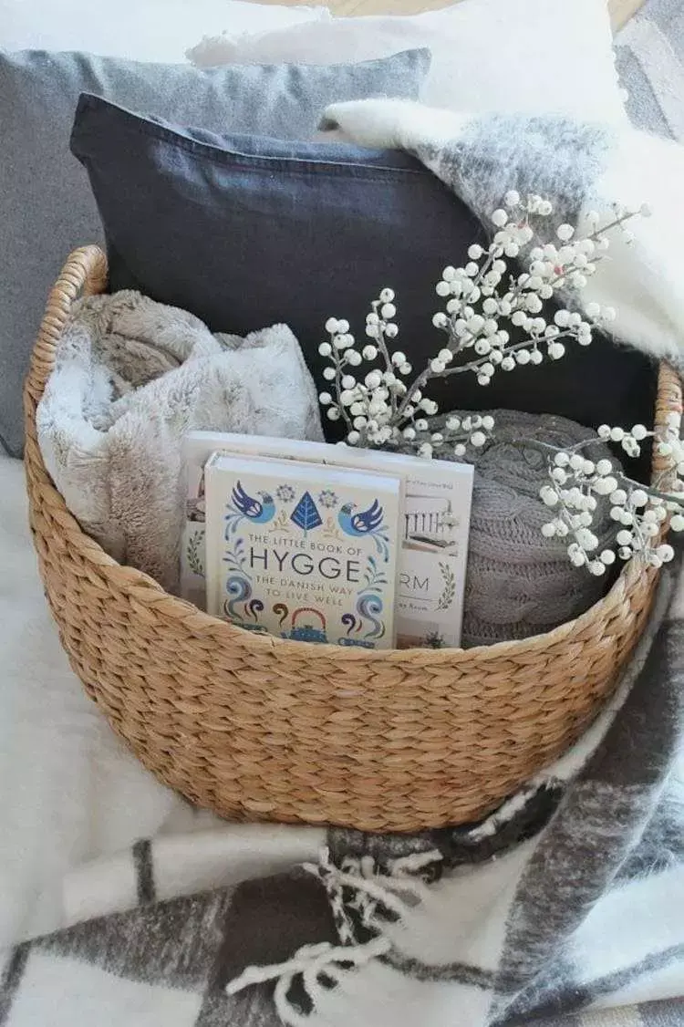 Cesta de Natal com dois livros, manta e almofadas 