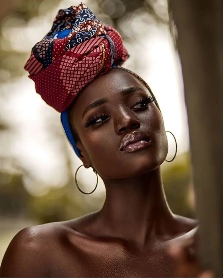 Frase para foto pensativa mulher negra de turbante e brinco de argola Frase para foto pensativa mulher negra