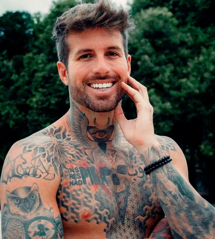 Claudinho Matos sorrindo sem camisa com tatuagens Ilha Record Claudinho Matos