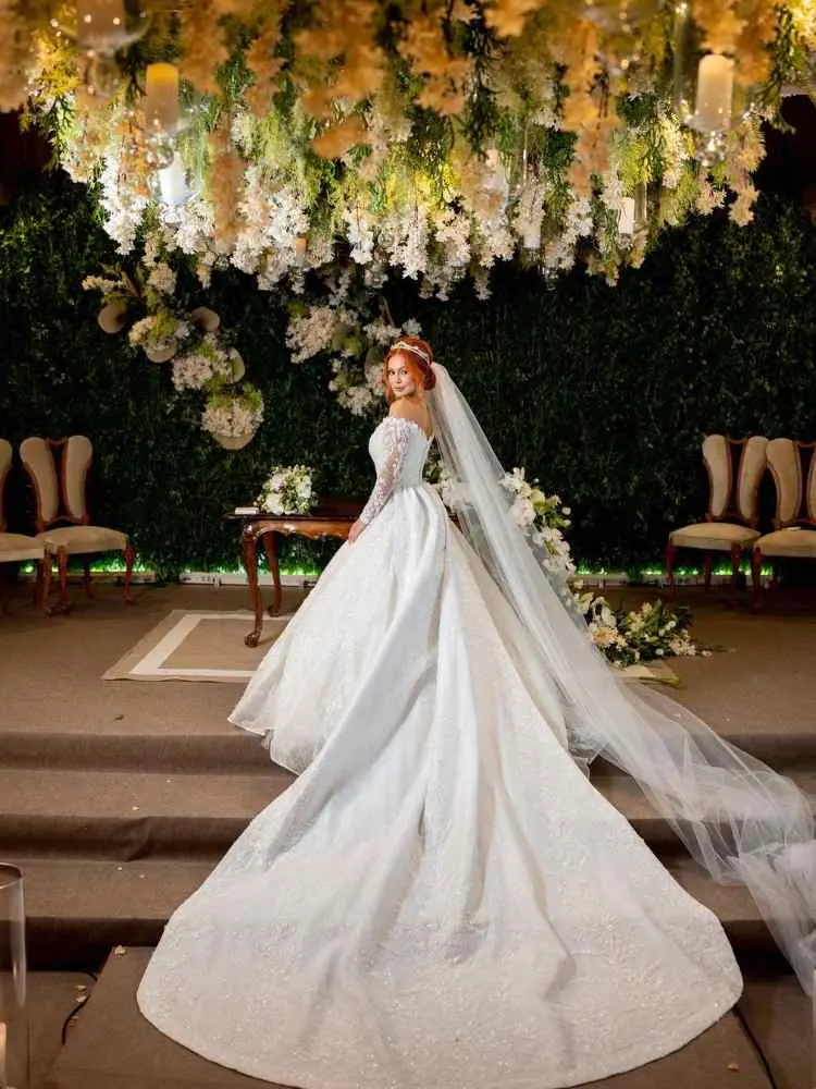 Mirela Janis de noiva em seu casamento