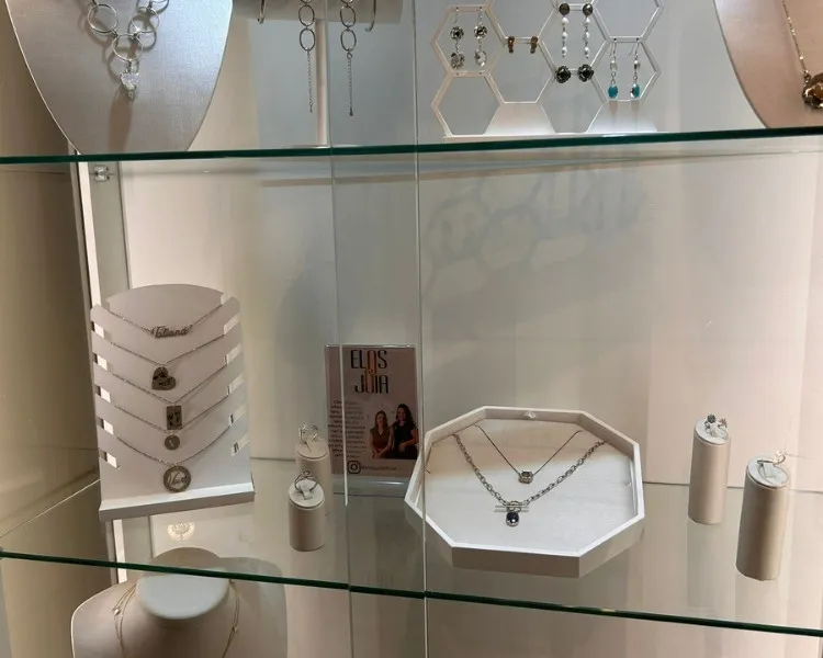 Vitrine da joalheria coletiva Galeria Arte Metal