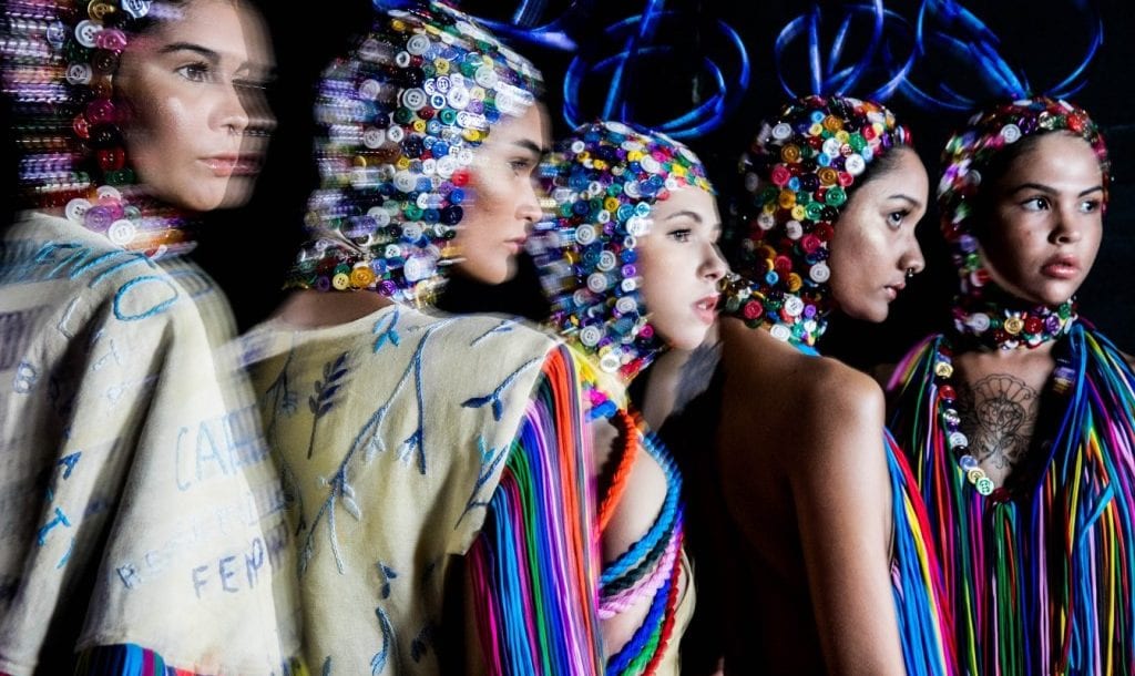 Foto bonita de modelos no backstage usando looks coloridos Foto de modelos com looks de desfile da edição2019 do DFB