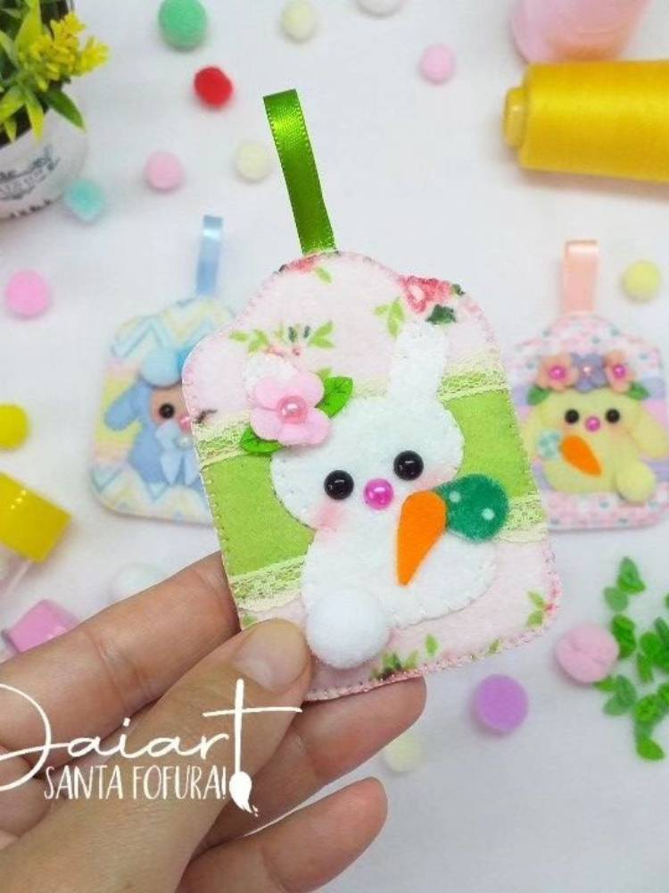 Tag de coelho com cenoura em feltro e renda 