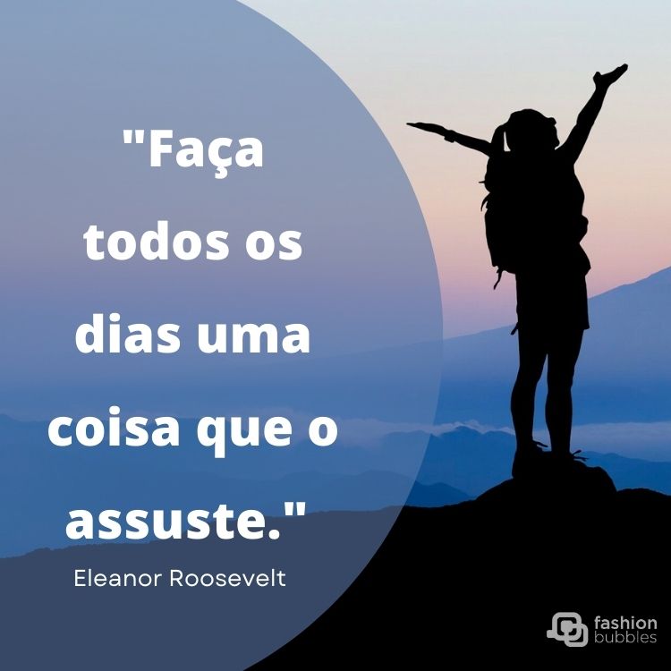 frase de reflexão, fundo por do sol azul com pessoa em pé e braços para cima