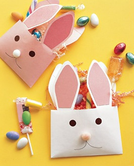 Cesta de Páscoa feita de sacos em formato de coelhos