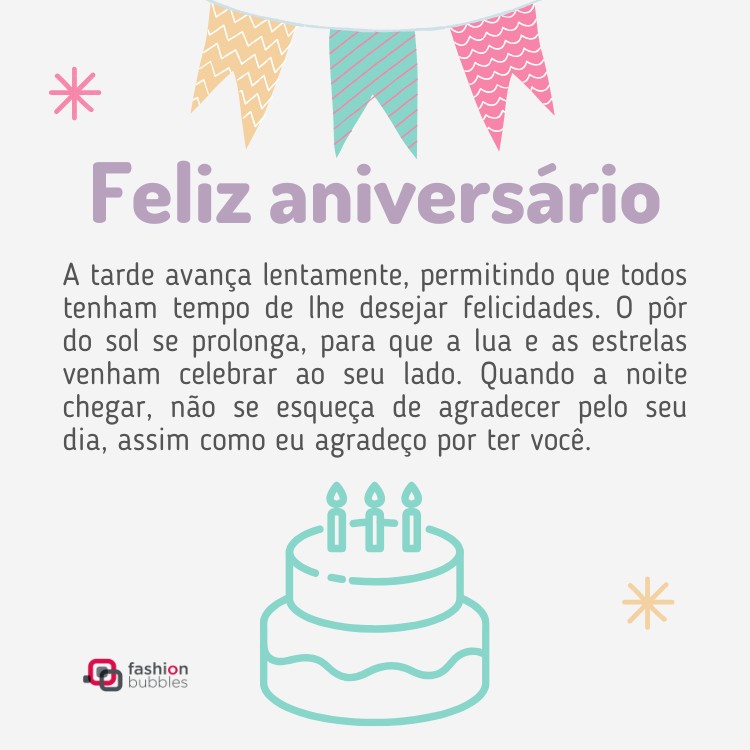 Card de fundo cinza com desenho de bandeirinhas e bolo, além de frase: A tarde avança lentamente, permitindo que todos tenham tempo de lhe desejar felicidades. O pôr do sol se prolonga, para que a lua e as estrelas venham celebrar ao seu lado. Quando a noite chegar, não se esqueça de agradecer pelo seu dia, assim como eu agradeço por ter você. Feliz aniversário!