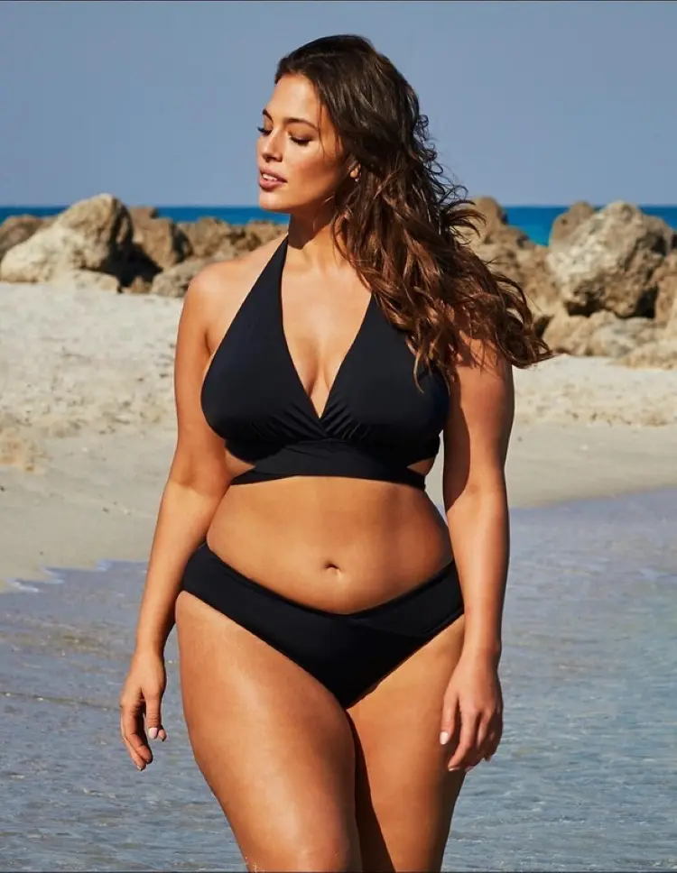 Frase para foto pensativa mulher plus size com biquíni preto na praia Frase para foto pensativa plus size