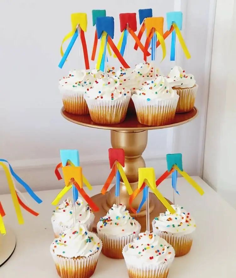 Bolinhos de São João com chantily regado de confetes + topper de bandeirinha de pasta americana e fita de cetim