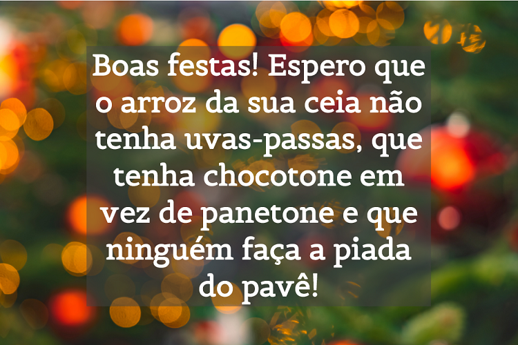 Foto de luzes embaçadas e frase: Boas festas! Espero que o arroz da sua ceia não tenha uvas-passas, que tenha chocotone em vez de panetone e que ninguém faça a piada do pavê!