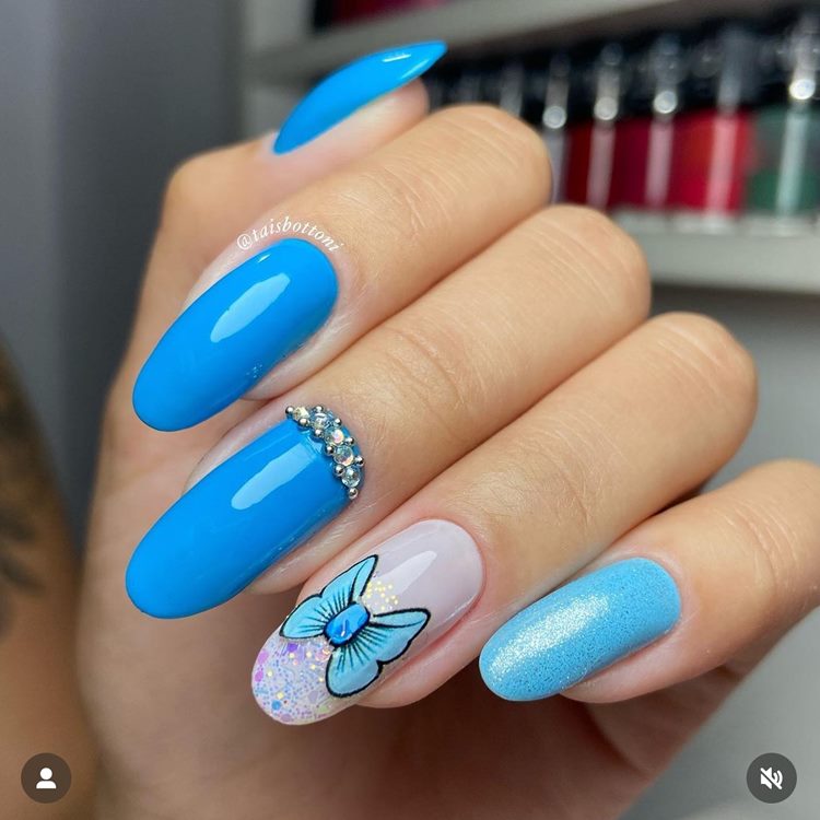 Unha azul neon com laço da Minnie, glitter e pedraria