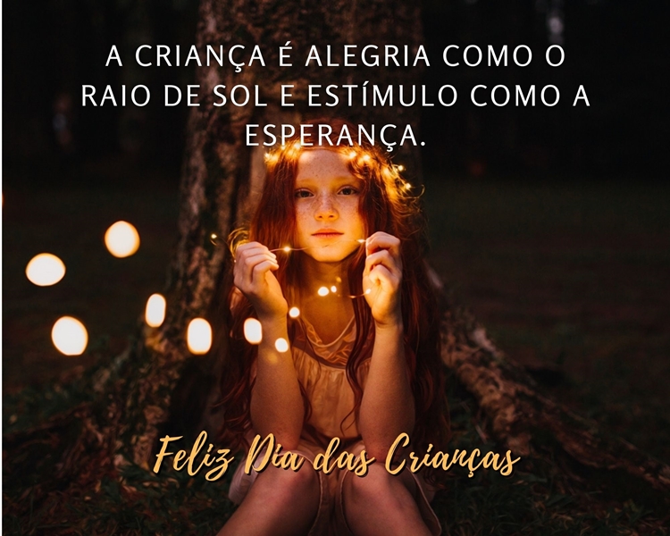 Foto de menina segurando fio de luzes e frase " A criança é alegria assim como o raio de sol e estímulo como a esperança."