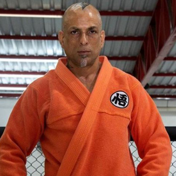 Marcelo Dourado usando kimono laranja com símbolo em japonês