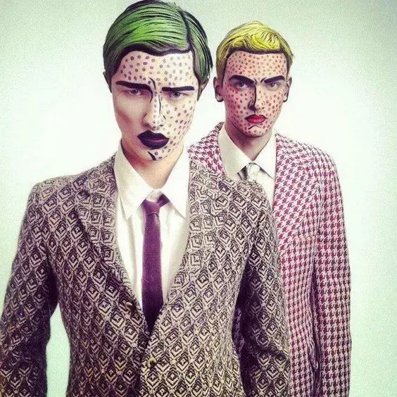 Foto de dois homens com terno estampados e make Pop Art.