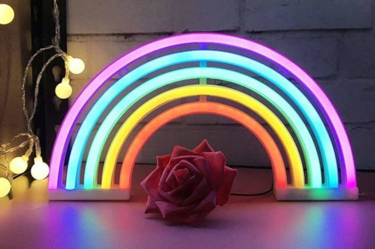 Luminária de arco-íris com lâmpadas de corda ao redor e flor ao meio 