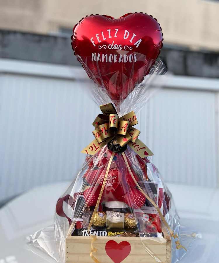 Cesta de Dia dos Namorados com balão, laço, doces e coração de pelúcia