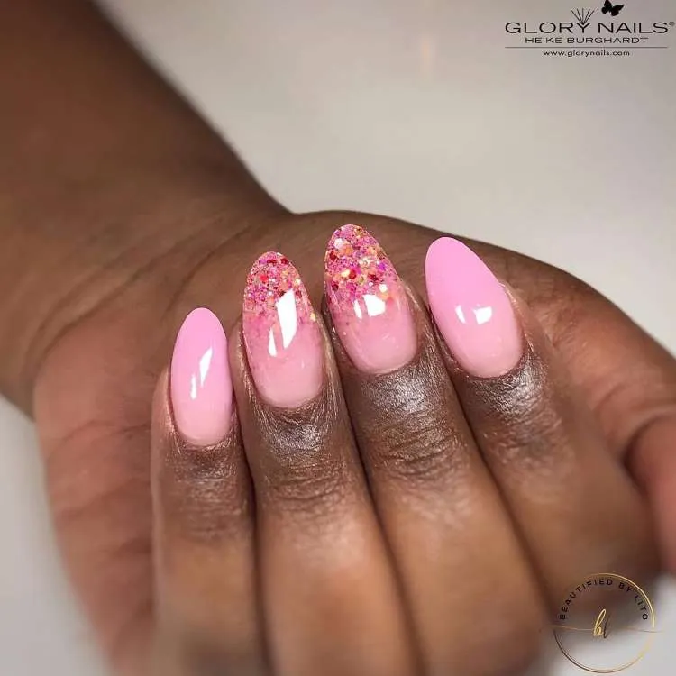 Unha amendoada decorada nas cores: rosa com glitter