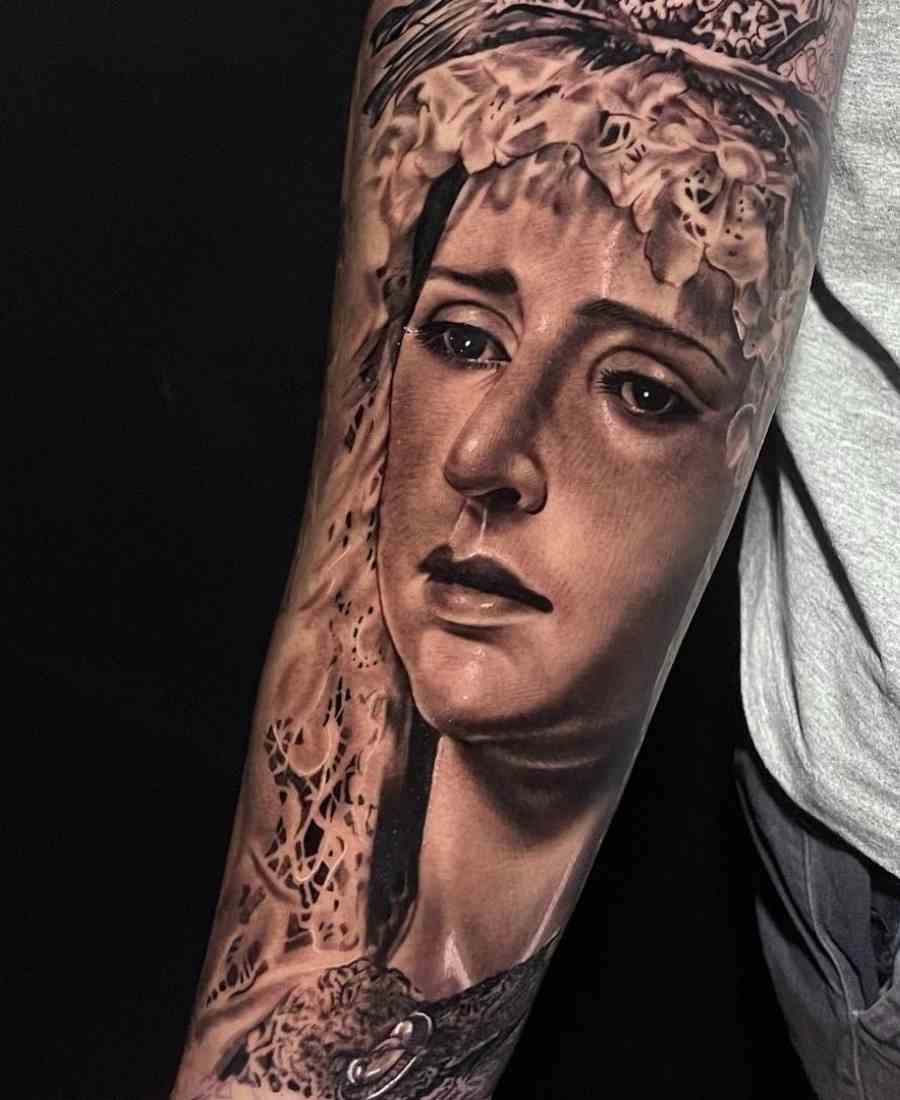 Foto de tatuagem religiosa realista com rosto de Maria.