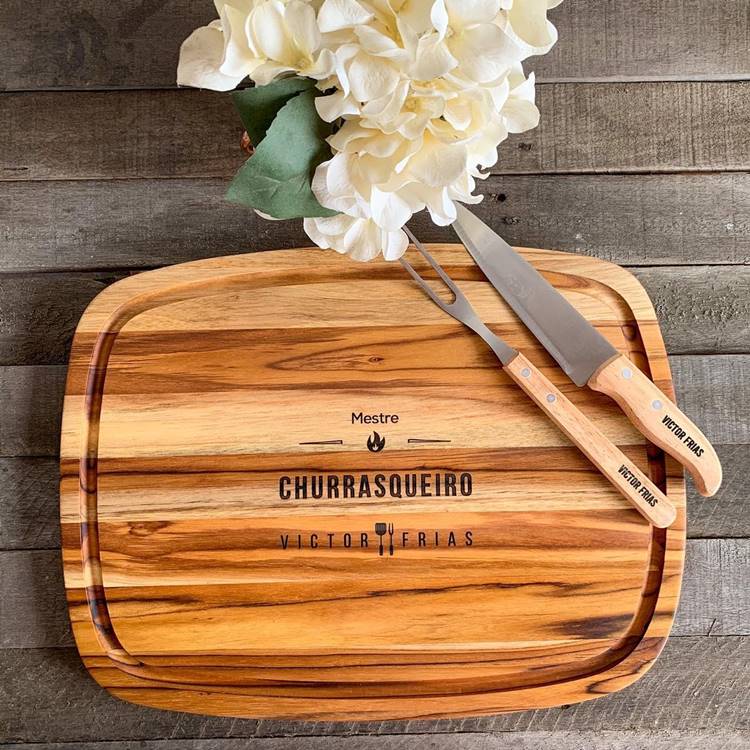 Itens de hobbies como lembrancinhas para homens no Dia dos Namorados: kit tábua de churrasco, garfo e faca com nome personalizado