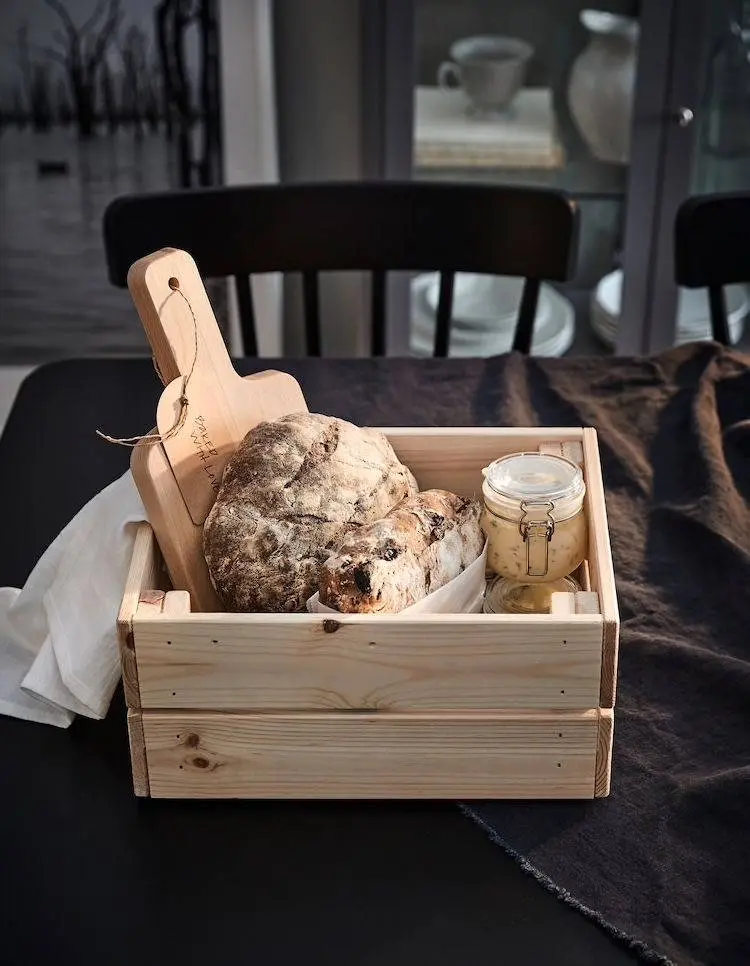 Cesta de Natal com pão e tábua de corte