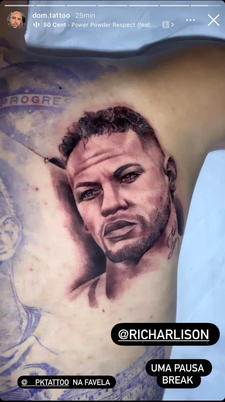 Rosto do Neymar pronto nas costas de Richarlison.