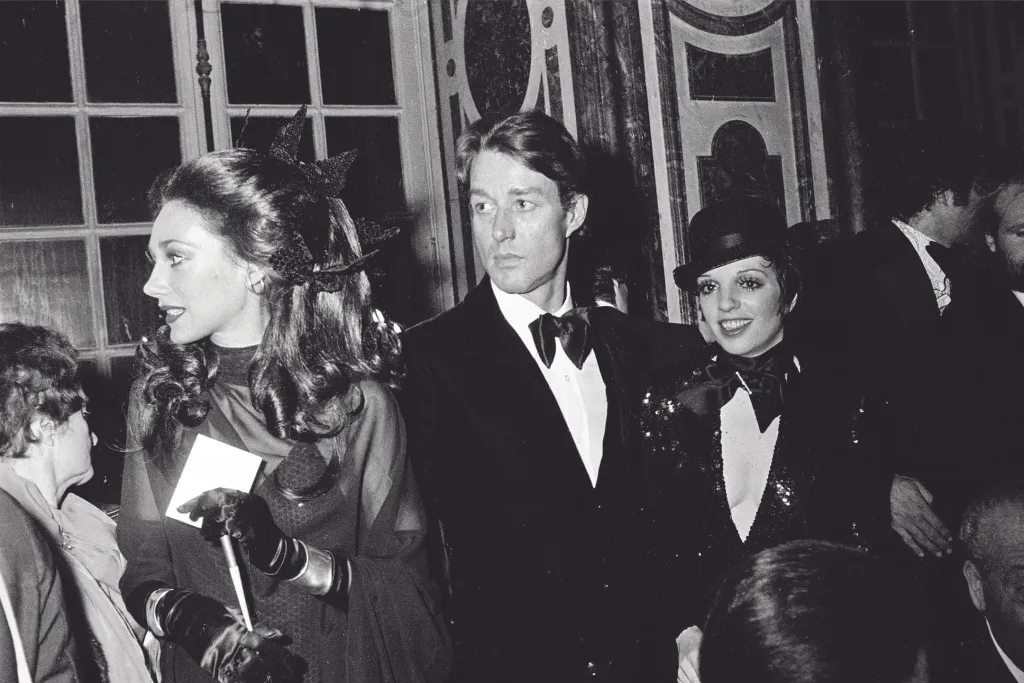 Marisa Berenson, Halston e Liza Minelli em um evento de caridade para restaurar Versalhes, em Paris, em 1973. 