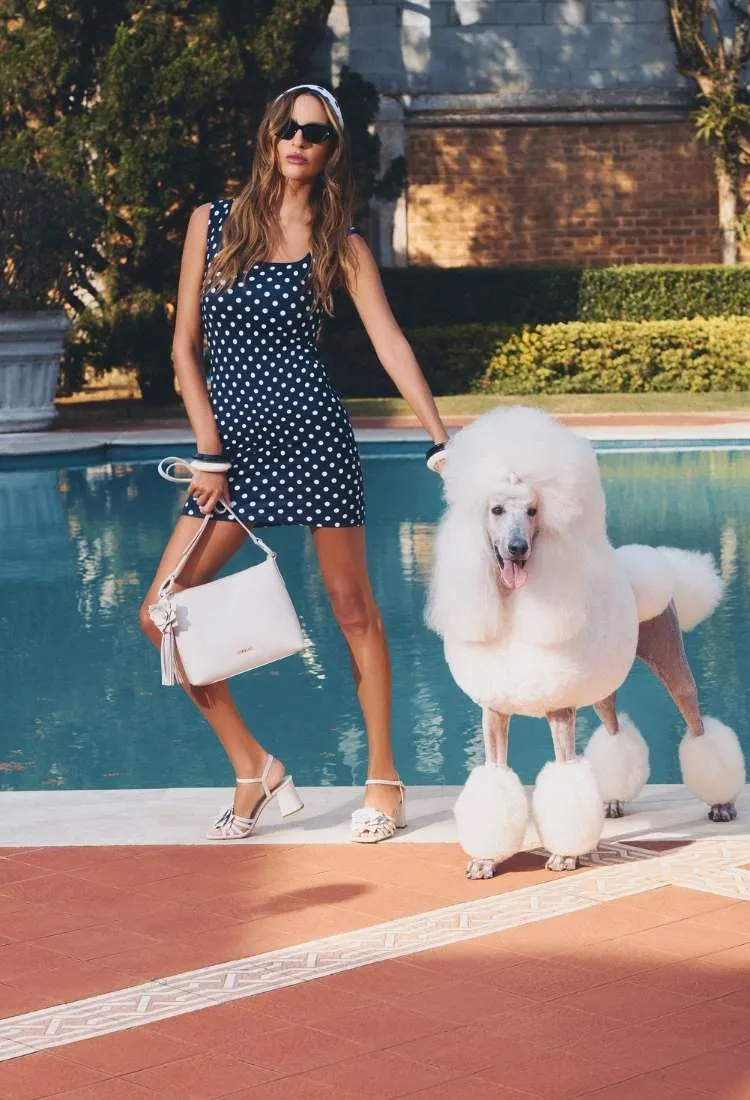 Foto de modelo usando sandália e bolsa brancas da coleção de Verão 26 Corello Summer Bloom