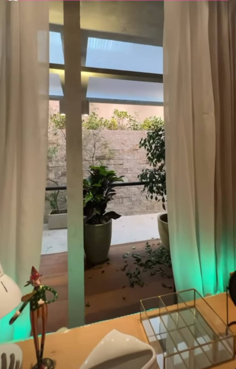 Varanda da casa de Jade Picon na novela Travessia.