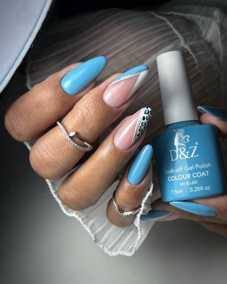 Unhas decoradas em tons de azul com Francesinha e pintas de onça