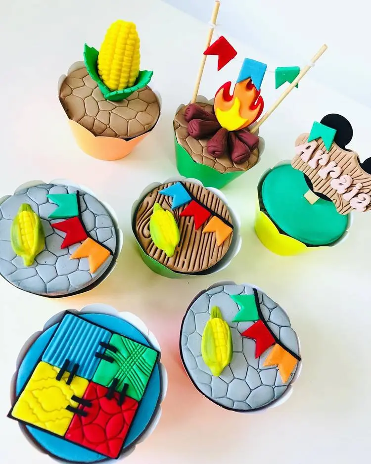 Cupcakes gourmet para festas juninas: decorados com pasta americana, desenhos: fogueira, varal de bandeirinhas, milho, plaquinha de arraia