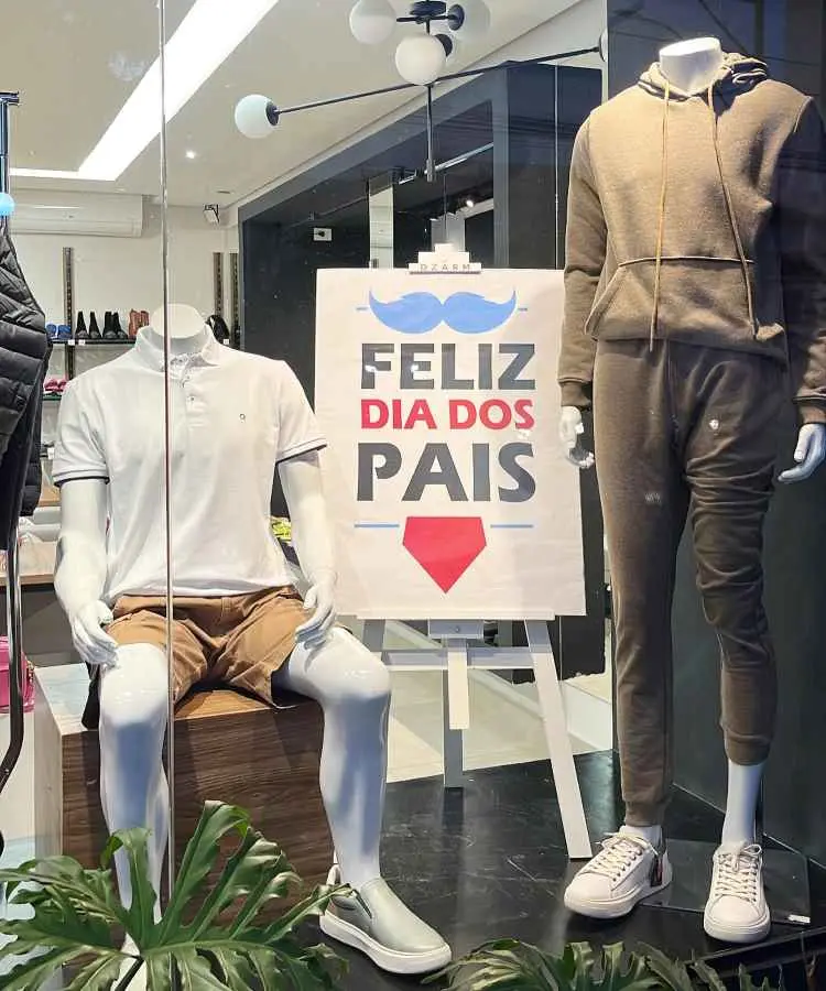 Vitrine de Dia dos Pais com letreiro com mensagem simbólica